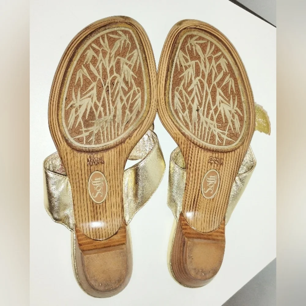 GOLD LEATHER ROSETTE SANDALS - Picture 2 of 7